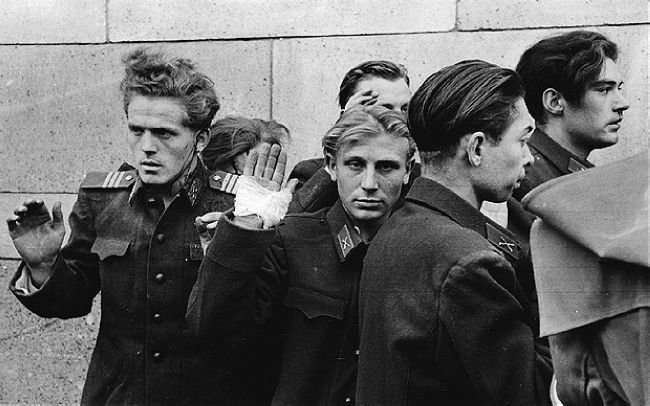 Будапешт. Пленники повстанцев. Через несколько минут этих милиционеров расстреляют // ADST.ORG, фото №3