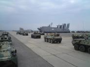 Личный состав и техника отдельного батальона морской пехоты во время тренировок на десантной площадке в Каспийске.