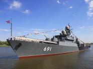 Флагманский корабль Краснознаменной Каспийской флотилии –  ракетный корабль 2 ранга ”Татарстан” проекта 11661К в парадном строю по случаю празднования Дня ВМФ России. Астрахань.