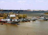 Корабли охраны водного района и суда обеспечения в бухте Золотой Затон.