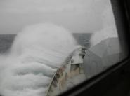 Малый артиллерийский корабль “Волгодонск” в штормовом море.