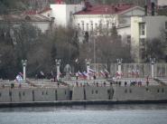 Жители Севастополя встречают корабли возвратившиеся в родную базу