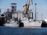 Морской буксир ”МБ-58” и – ракетный корабль ”Татарстан” во время визита в Актау.