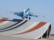 Взлет палубного учебно-тренировочного самолета СУ-25УТГ на комплексе в Ейске